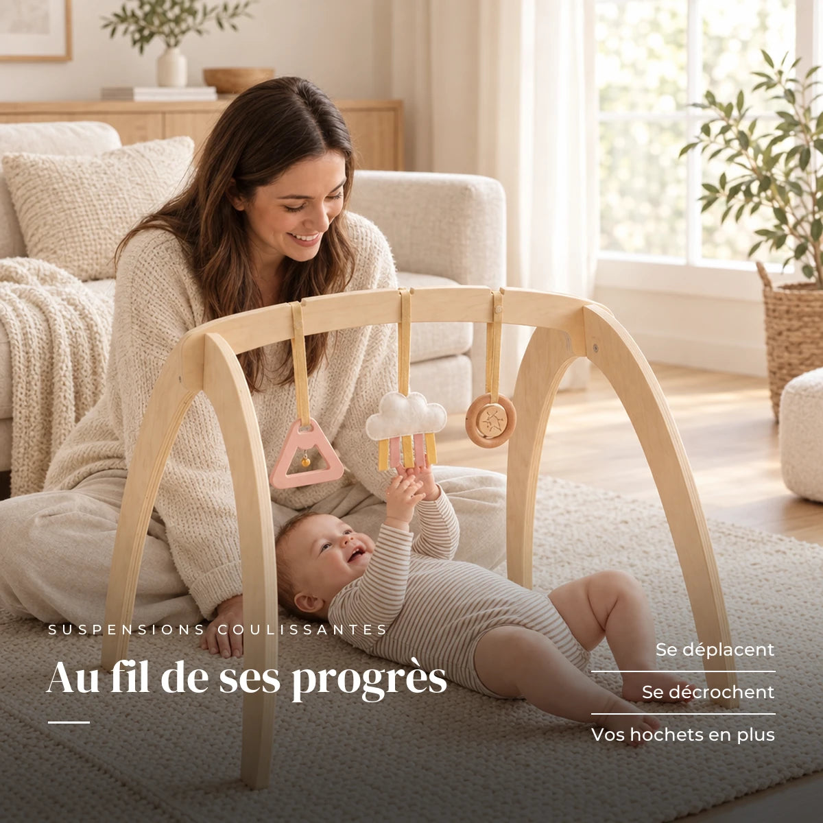 Un parent regarde son bébé jouer : Arche d'éveil en bois - Triple Jouets