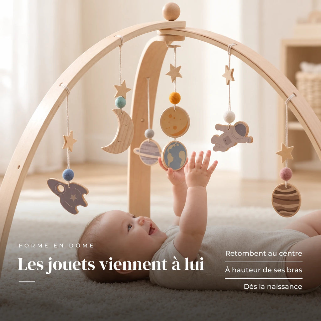 Bébé allongé sur le dos qui attrape un jouet suspendu : Arche d'Éveil en Dôme - Espace