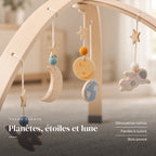 Gros plan sur les jouets suspendus : Arche d'Éveil en Dôme - Espace