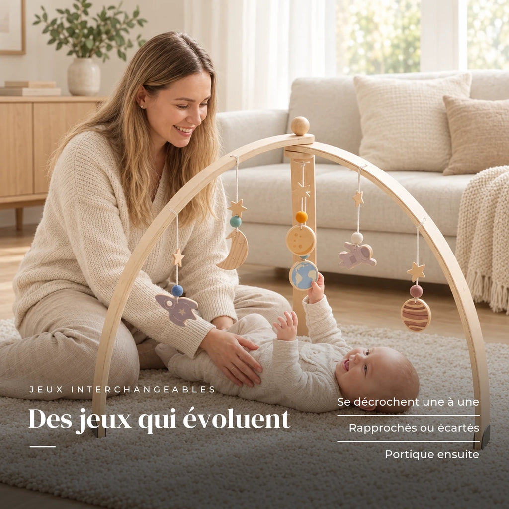 Un parent regarde son bébé jouer : Arche d'Éveil en Dôme - Espace