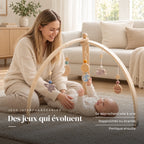 Un parent regarde son bébé jouer : Arche d'Éveil en Dôme - Espace