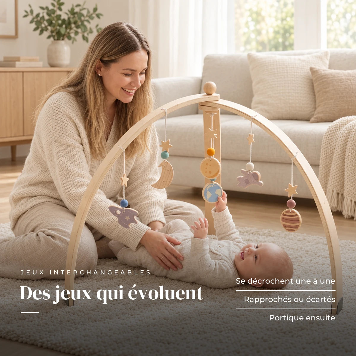 Un parent regarde son bébé jouer : Arche d'Éveil en Dôme - Espace