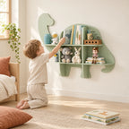 Enfant de 3 ans qui choisit seul un livre dans la bibliothèque enfant murale dinosaure