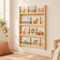 Bibliothèque enfant murale en bois naturel 4 niveaux dans une chambre d’enfant claire
