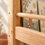 Détail du bois et des finitions de la bibliothèque enfant murale en bois naturel 4 niveaux