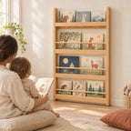 Parent et enfant qui lisent un album à côté de la bibliothèque enfant murale en bois naturel 4 niveaux