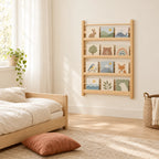 Vue d’ensemble d’une chambre Montessori avec la bibliothèque enfant murale en bois naturel 4 niveaux