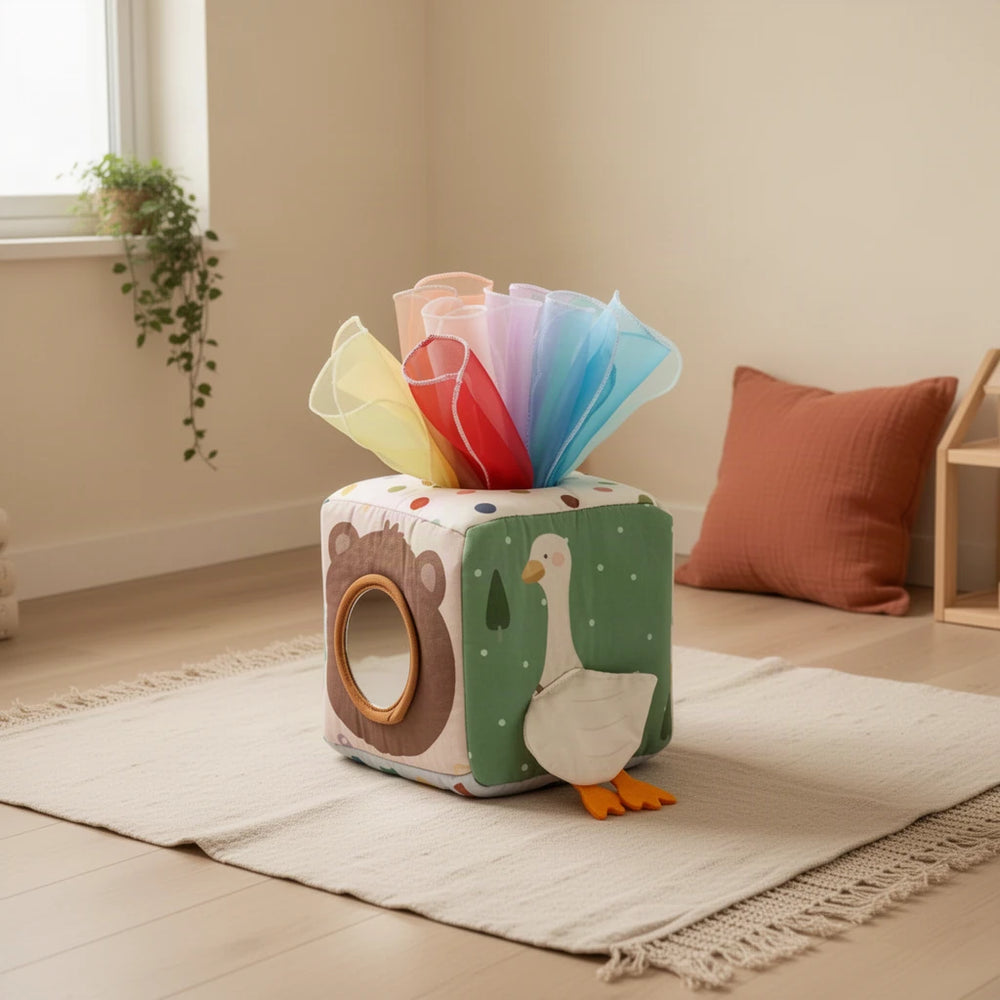 Cube d'activités bébé avec foulards et miroir dans une chambre d’enfant Montessori