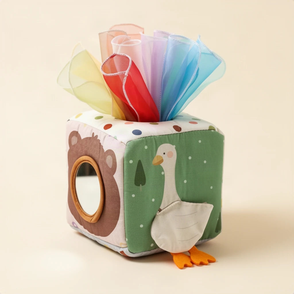 Cube d'activités bébé avec foulards et miroir sur fond clair