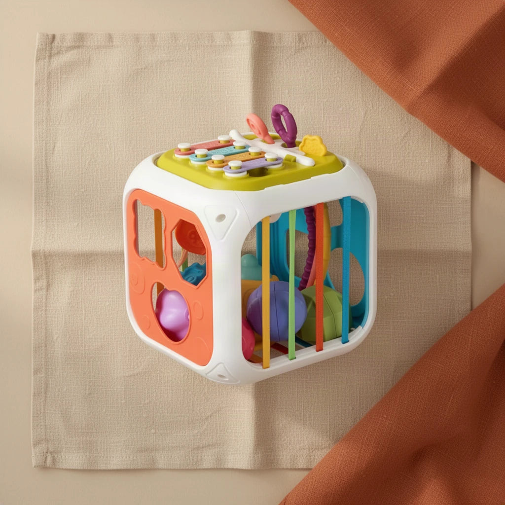 Cube Évolutif Montessori vu de dessus, posé sur du lin