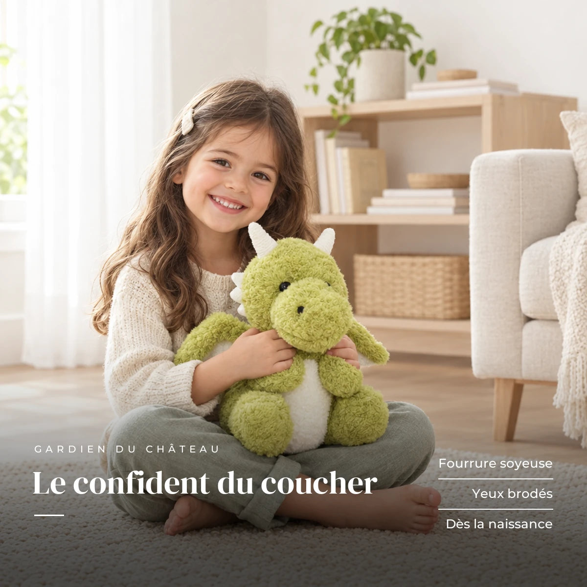 Dragon moelleux en peluche 30 cm avec un enfant dans une chambre lumineuse. Le confident du coucher : fourrure soyeuse, yeux brodés, dès la naissance