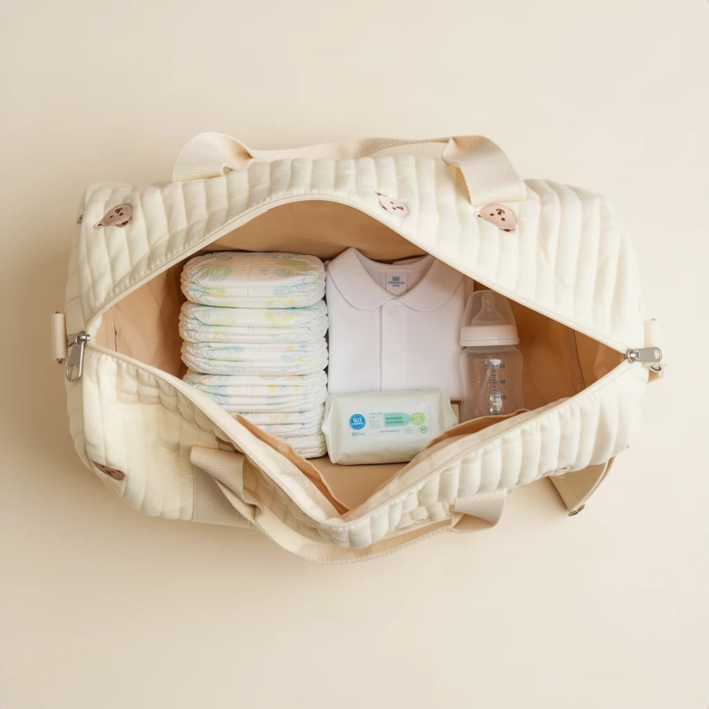 Grand sac à langer en coton matelassé brodé 40 L ouvert et rempli, vu de dessus