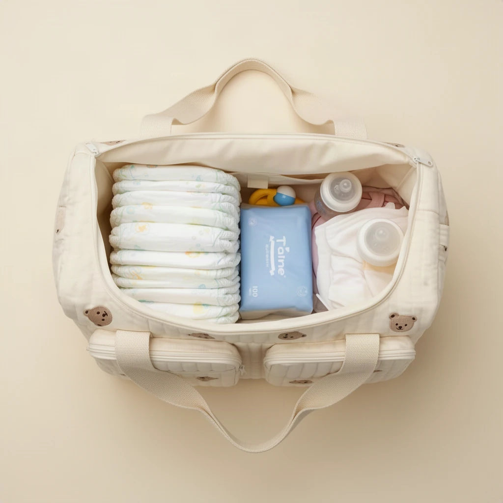 Grand sac à langer matelassé à motifs ouvert et rempli, vu de dessus