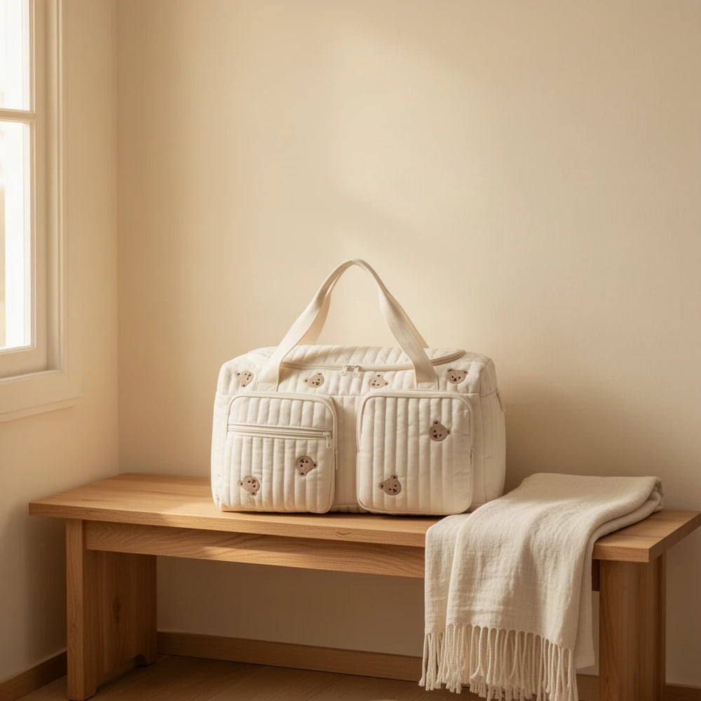 Grand sac à langer matelassé à motifs posé sur un banc dans une entrée