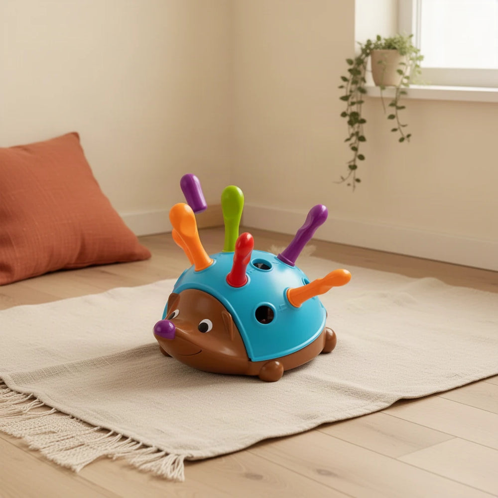 Jeu Motricité Fine Bébé Hérisson à Piques Colorés Montessori dès 7 mois dans une chambre d’enfant Montessori