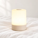 Veilleuse tactile LED rechargeable en gros plan sur un drap blanc