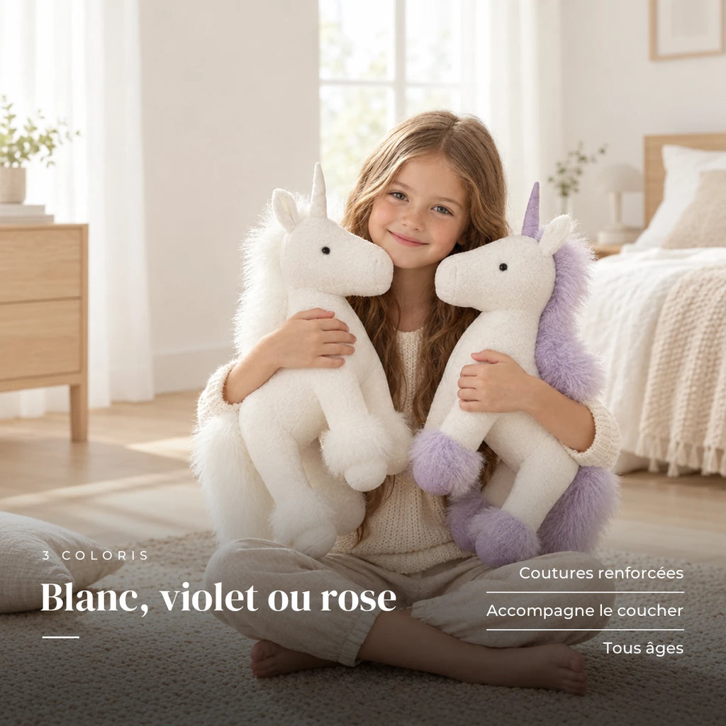 Licorne en peluche debout à crinière colorée avec un enfant dans une chambre lumineuse. Blanc, violet ou rose : coutures renforcées, accompagne le coucher, tous âges