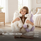 Licorne en peluche debout à crinière colorée avec un enfant dans une chambre lumineuse. Blanc, violet ou rose : coutures renforcées, accompagne le coucher, tous âges