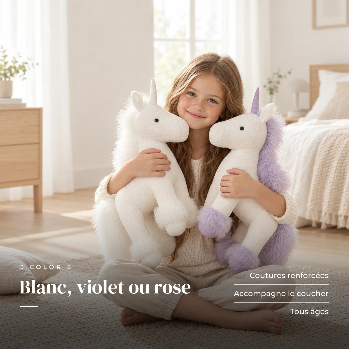 Licorne en peluche debout à crinière colorée avec un enfant dans une chambre lumineuse. Blanc, violet ou rose : coutures renforcées, accompagne le coucher, tous âges