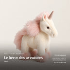Licorne en peluche debout à crinière colorée rose sur fond crème, en studio. Le héros des aventures : crinière pastel, sabots tout doux, 25, 30 ou 40 cm