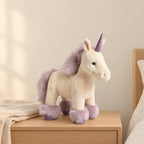 Licorne en peluche debout à crinière colorée violette posée sur une table de chevet en bois clair