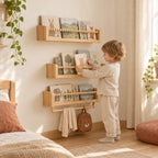 Enfant de 3 ans qui choisit seul un livre dans le lot de 3 bibliothèques enfant murales 60cm