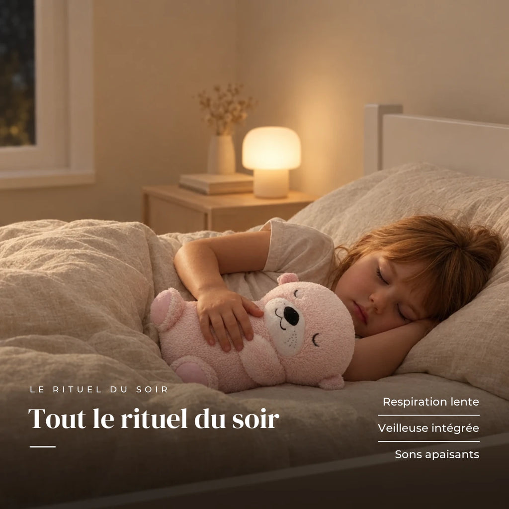 Peluche loutre qui respire serrée par un enfant endormi dans son lit. Tout le rituel du soir : respiration lente, veilleuse intégrée, sons apaisants