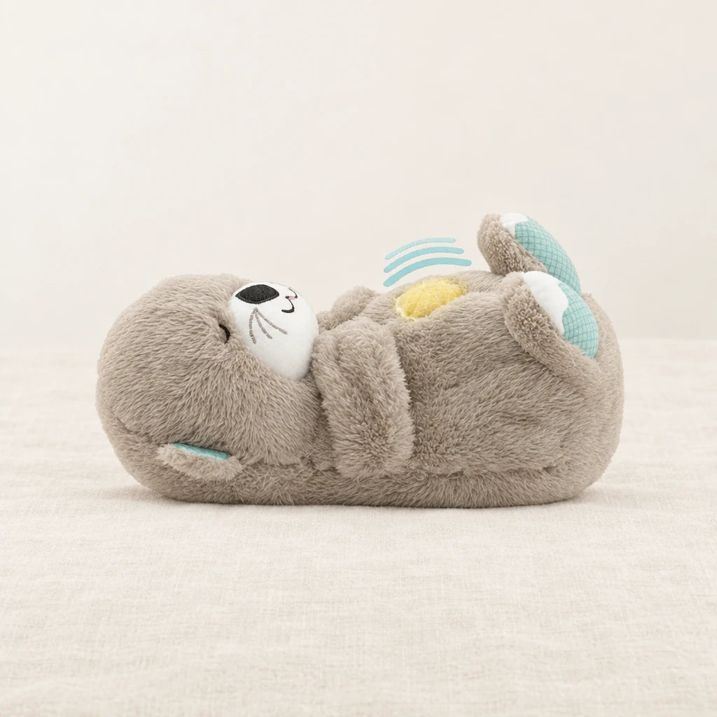 Peluche loutre qui respire sur fond crème, en studio