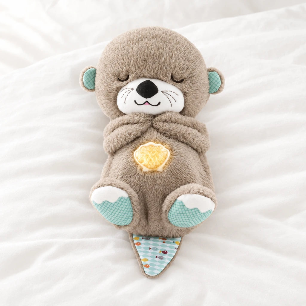Peluche loutre qui respire posée sur un lit blanc, en pleine lumière