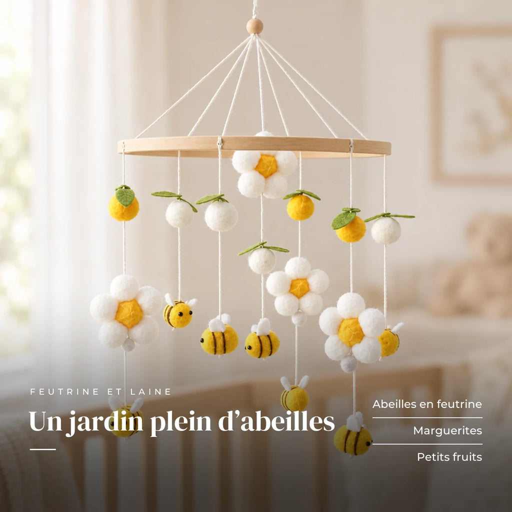 Détail des suspensions du mobile bébé Abeilles en bois. Un jardin plein d’abeilles : abeilles en feutrine, marguerites, petits fruits