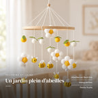 Détail des suspensions du mobile bébé Abeilles en bois. Un jardin plein d’abeilles : abeilles en feutrine, marguerites, petits fruits