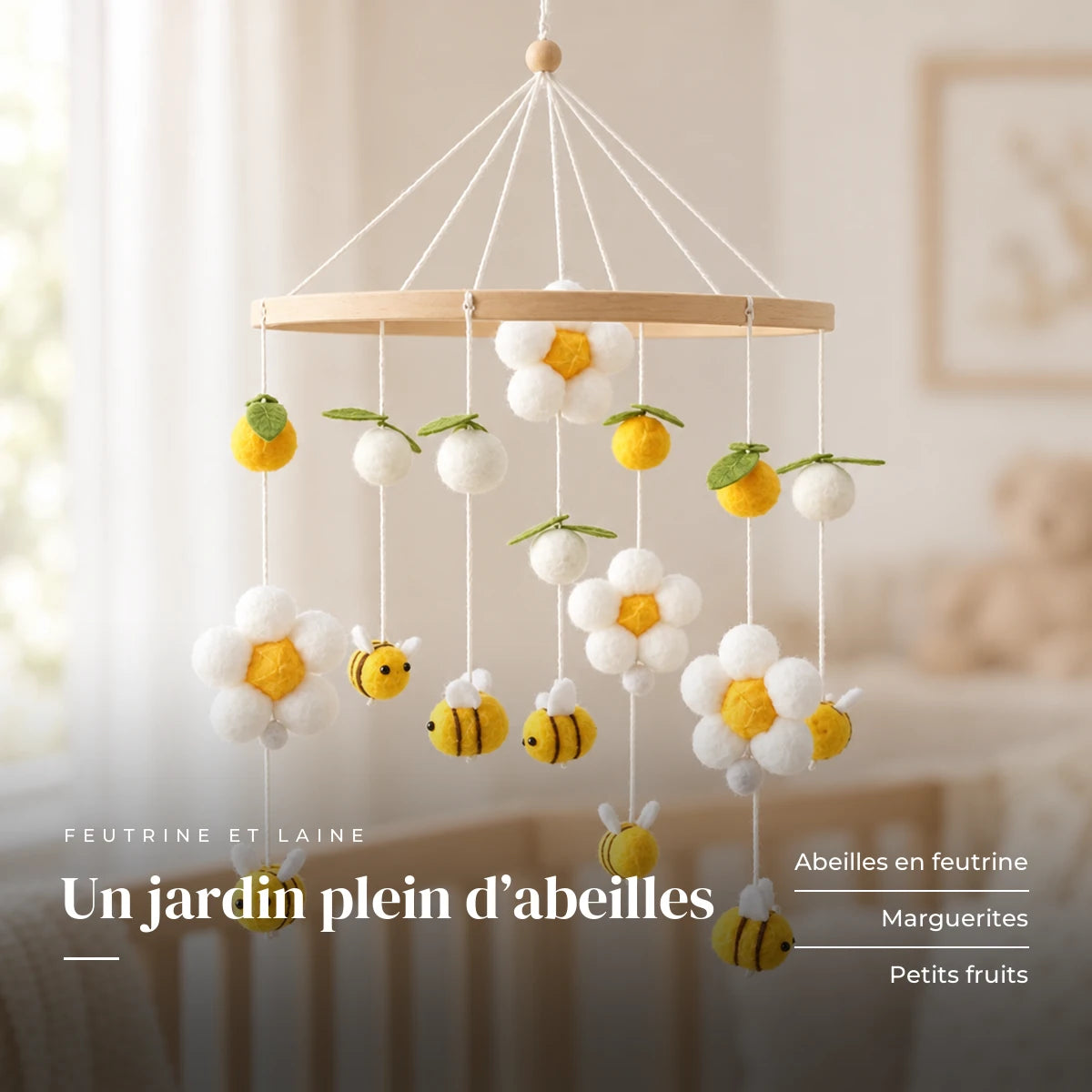 Détail des suspensions du mobile bébé Abeilles en bois. Un jardin plein d’abeilles : abeilles en feutrine, marguerites, petits fruits