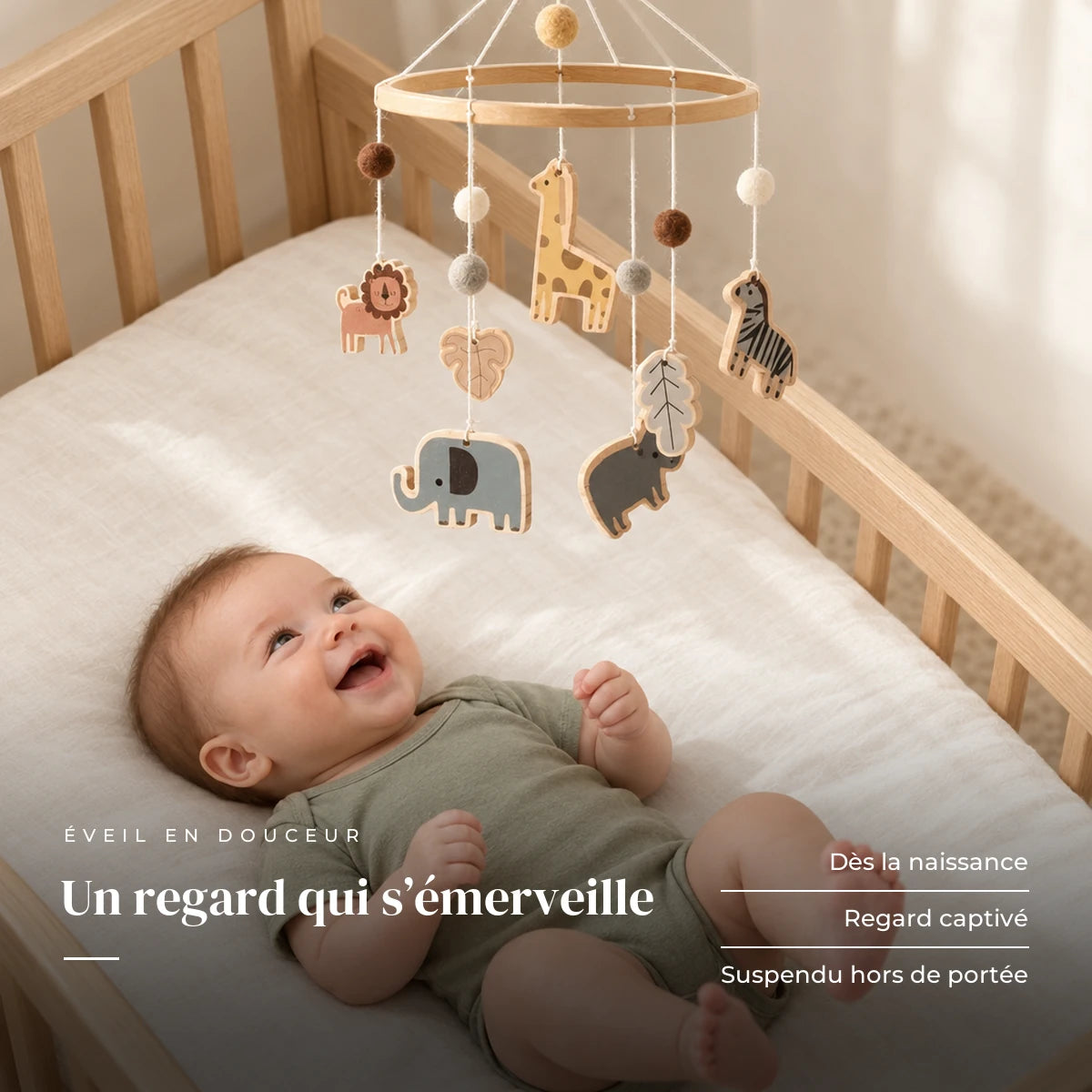 Bébé allongé dans son lit qui regarde le mobile bébé Animaux en bois au-dessus de lui. Un regard qui s’émerveille : dès la naissance, regard captivé, suspendu hors de portée