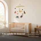 Mobile Bébé Animaux en Bois dans une chambre de bébé lumineuse, au-dessus du berceau. Une touche de douceur : ocre, gris et bois, à suspendre au plafond, sans bras ni musique