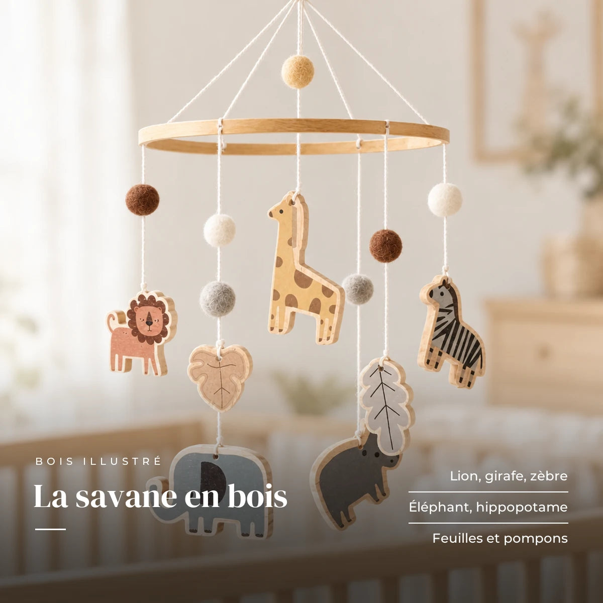 Détail des suspensions du mobile bébé Animaux en bois. La savane en bois : lion, girafe, zèbre, éléphant, hippopotame, feuilles et pompons