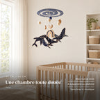 Mobile Bébé Baleines en bois dans une chambre de bébé lumineuse, au-dessus du berceau. Une chambre toute douce : bleu nuit et doré, à suspendre au plafond, sans bras ni musique