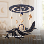 Détail des suspensions du mobile bébé Baleines en bois. Des baleines étoilées : arc-en-ciel en bois, lune et étoiles, disque en spirale