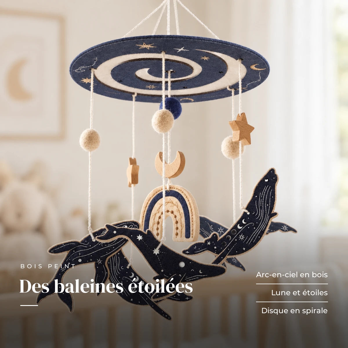 Détail des suspensions du mobile bébé Baleines en bois. Des baleines étoilées : arc-en-ciel en bois, lune et étoiles, disque en spirale