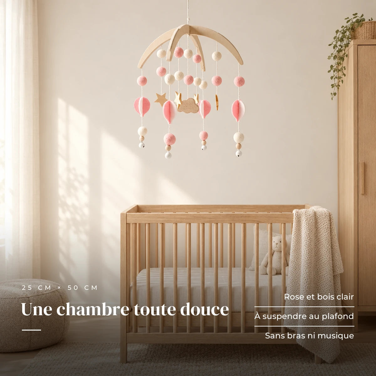 Mobile Bébé Bohème Rose en bois dans une chambre de bébé lumineuse, au-dessus du berceau. Une chambre toute douce : rose et bois clair, à suspendre au plafond, sans bras ni musique