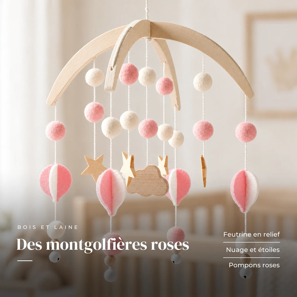Détail des suspensions du mobile bébé Bohème Rose en bois. Des montgolfières roses : feutrine en relief, nuage et étoiles, pompons roses