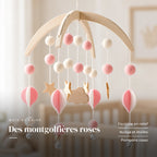 Détail des suspensions du mobile bébé Bohème Rose en bois. Des montgolfières roses : feutrine en relief, nuage et étoiles, pompons roses