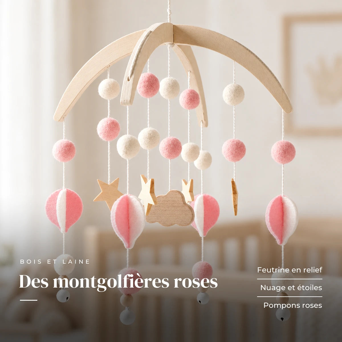 Détail des suspensions du mobile bébé Bohème Rose en bois. Des montgolfières roses : feutrine en relief, nuage et étoiles, pompons roses