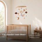 Mobile Bébé Cododo en bois dans une chambre de bébé lumineuse, au-dessus du berceau. Une chambre toute douce : lilas et bois clair, à suspendre au plafond, sans bras ni musique