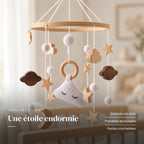 Détail des suspensions du mobile bébé Cododo en bois. Une étoile endormie : anneau en bois, planètes et nuages, perles crochetées