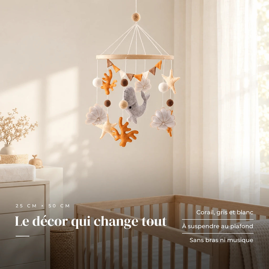 Mobile Bébé Corail en bois dans une chambre de bébé lumineuse, au-dessus du berceau. Le décor qui change tout : corail, gris et blanc, à suspendre au plafond, sans bras ni musique