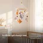 Mobile Bébé Corail en bois dans une chambre de bébé lumineuse, au-dessus du berceau. Le décor qui change tout : corail, gris et blanc, à suspendre au plafond, sans bras ni musique
