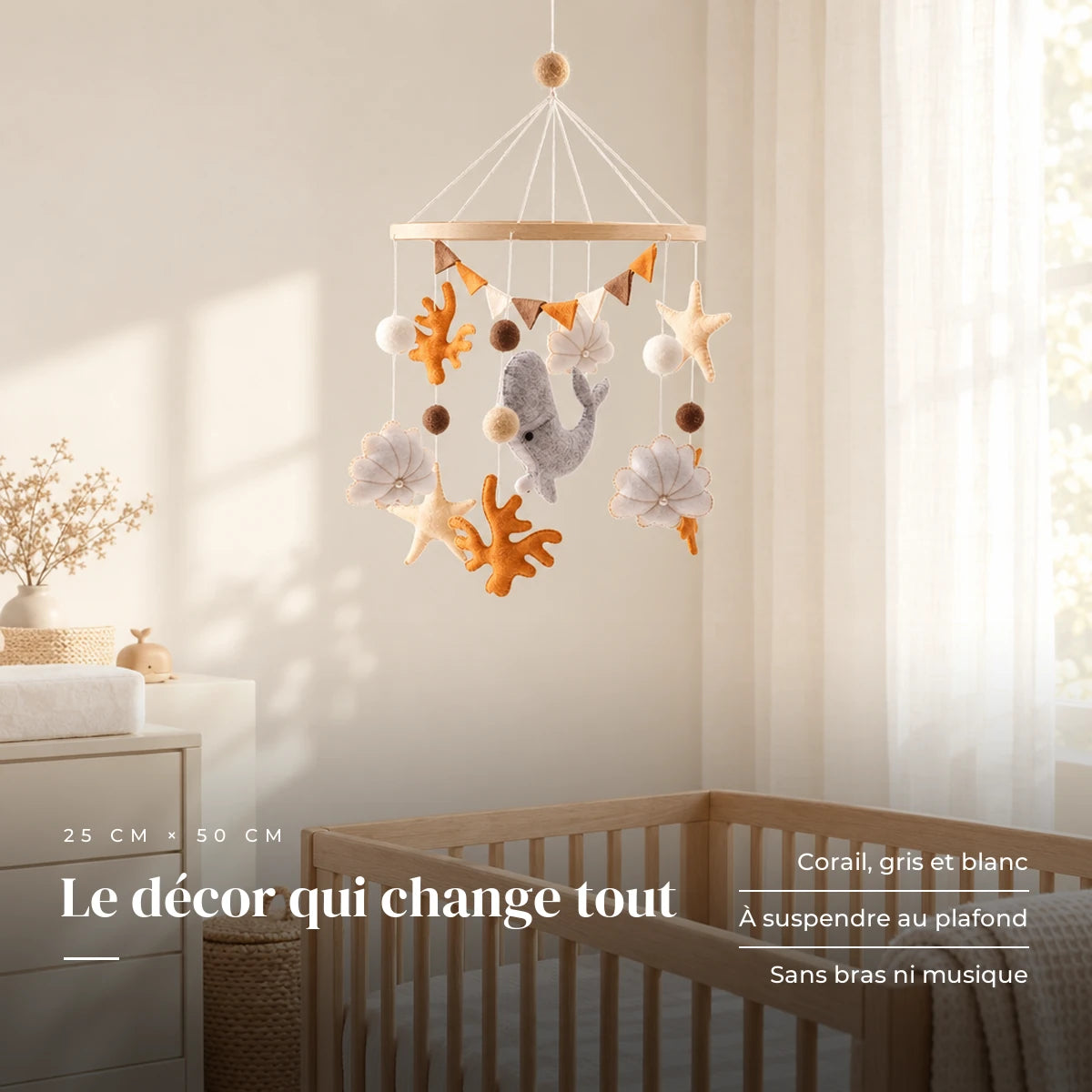 Mobile Bébé Corail en bois dans une chambre de bébé lumineuse, au-dessus du berceau. Le décor qui change tout : corail, gris et blanc, à suspendre au plafond, sans bras ni musique