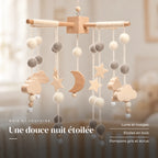Détail des suspensions du mobile bébé Crépuscule en bois. Une douce nuit étoilée : lune et nuages, étoiles en bois, pompons gris et écrus