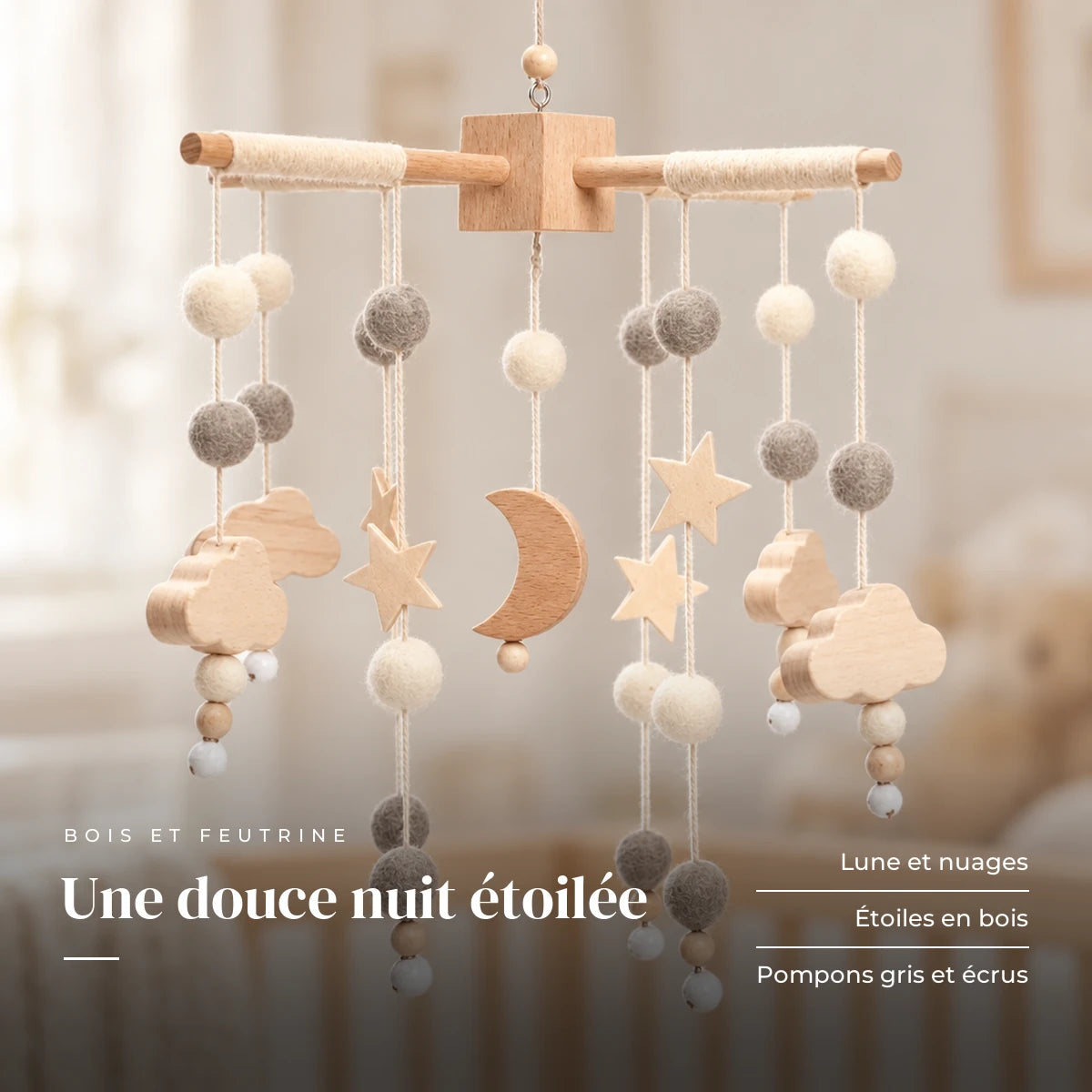 Détail des suspensions du mobile bébé Crépuscule en bois. Une douce nuit étoilée : lune et nuages, étoiles en bois, pompons gris et écrus