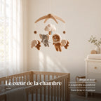 Mobile Bébé Éléphanteau en bois dans une chambre de bébé lumineuse, au-dessus du berceau. Le cœur de la chambre : beige et brun, à suspendre au plafond, sans bras ni musique